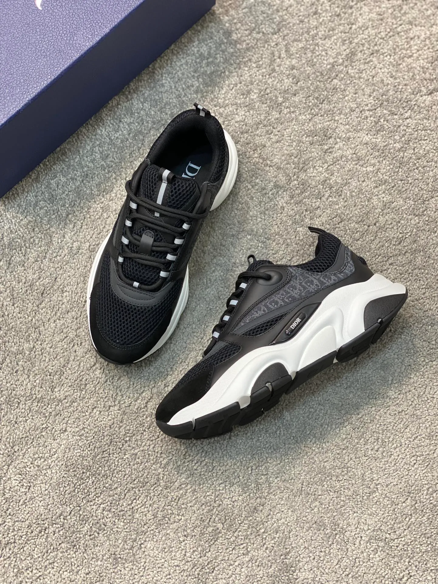 Factory price: 500💰 Dior B22 men's jogging fashion sneakers. This item draws inspiration from retro jogging shoes. It adopts a thick low-top design, with an upper made of leather and mesh fabric, and a black and white engraved rubber sole. The side is decorated with an embossed "Di~r" logo. Code number: 38-45 (38, 45, 46 can be customized)